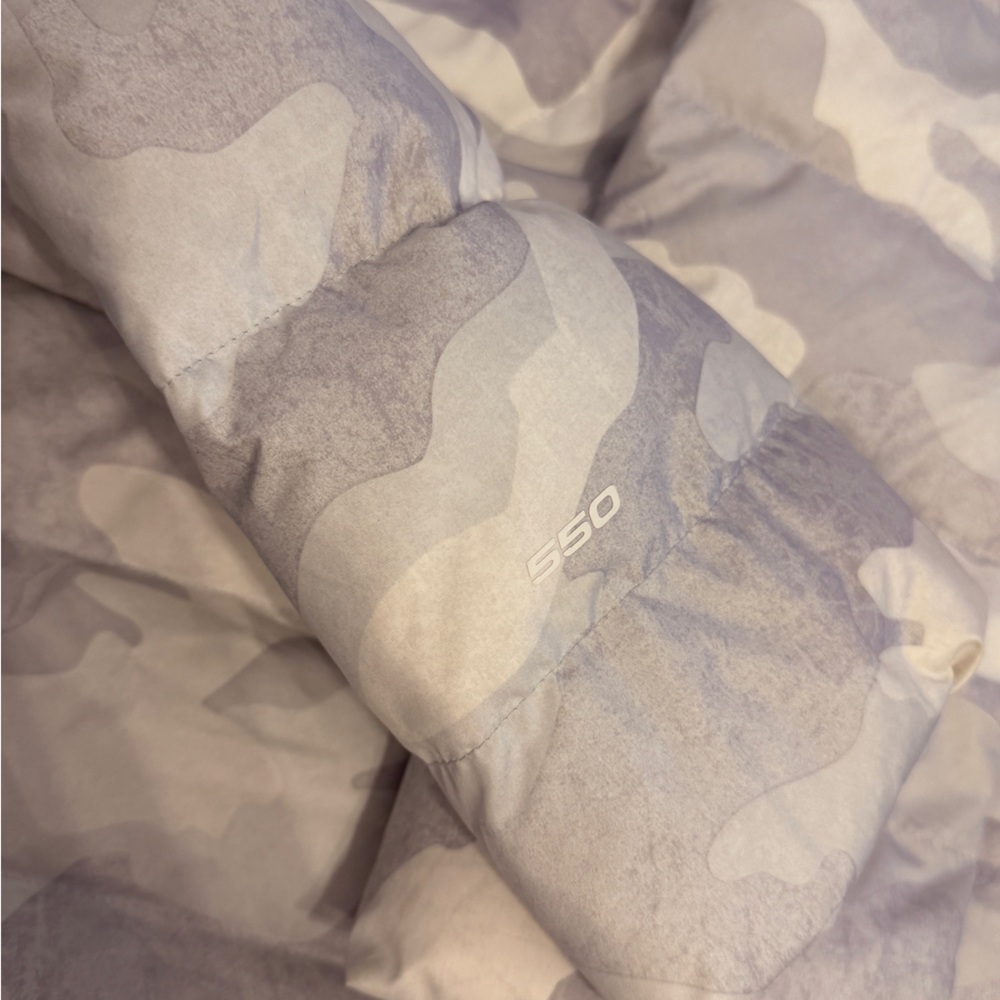 The North Face 550 Down Camo Puffer. Hooded- super soft Sherpa Fleece lining - Picture 4 of 5